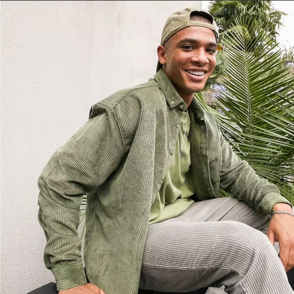 ASOS DESIGN oversized 90s style cord shirt in sage green - Picture 4 of 9